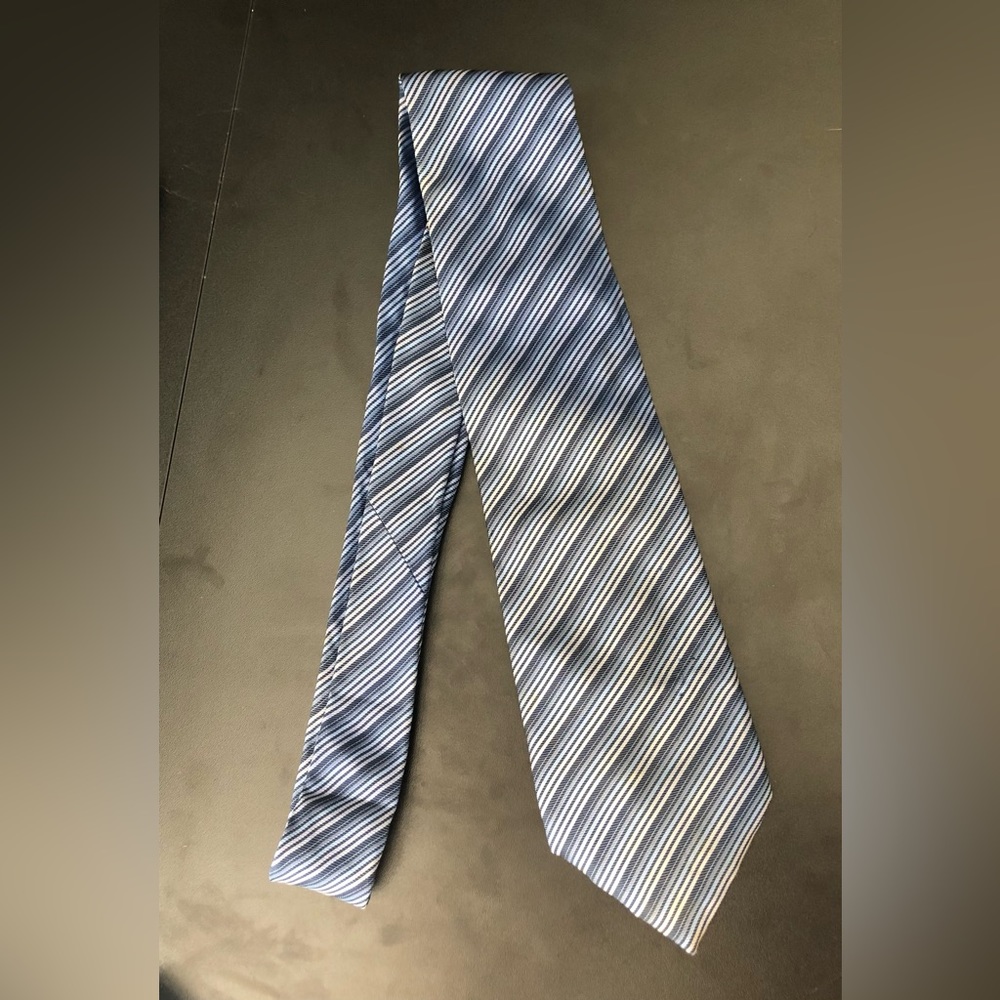 Brioni Navy Blue Stripe Jacquard Silk Tie with Gold Plate Designer